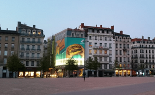 Une publicité installée par Deliveroo au-dessus du Veilleur de pierre à Lyon.