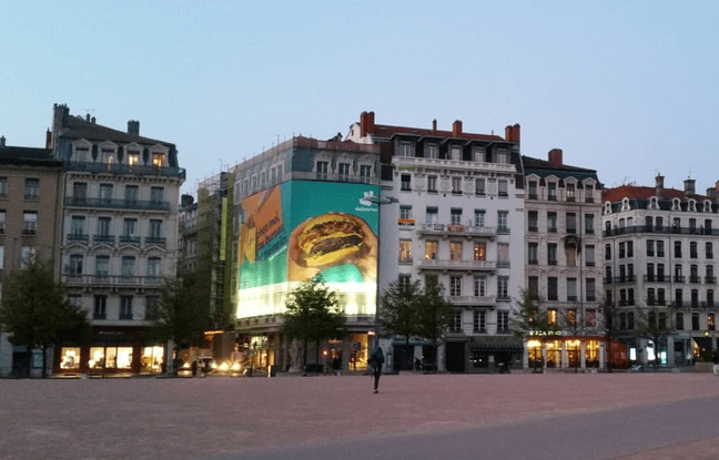 Lyon: Deliveroo va retirer sa pub géante de burger installée au-dessus d'un mémorial