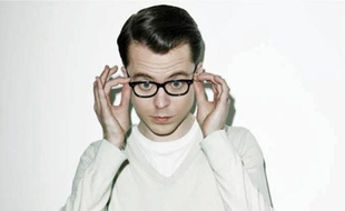 Tom Vek a mis six ans à trouver studio, gomina et opticien idéal.