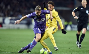 Yannick Cahuzac face à Neymar, le 10 février 2018 au Stadium de Toulouse.