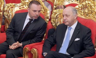 Le ministre français des Affaires étrangères, Laurent Fabius (à droite), en discussion avec l'ambassadeur français au Koweït, Christian Nakhle, le 27 janvier 2015, lors de l'inauguration d'une une usine de désalinisation à al-Zour, dans le sud de l'émirat.