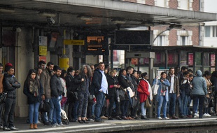Des usagers du RER C patientent sur un quai, le 14 mai 2018.