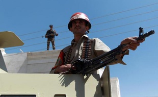 Quatre militaires yéménites ont été tués dans une attaque d'Al-Qaïda mercredi dans le sud du Yémen, où le réseau extrémiste a intensifié récemment ses attaques, a indiqué une source au sein des services de sécurité.