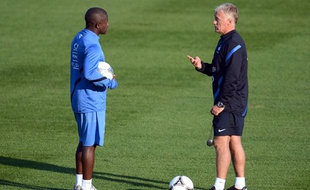 Le milieu des Bleus, Rio Mavuba (à g.) en discussion avec Didier Deschamps, lors d'un entraînement à Clairefontaine, le 3 septembre 2012.