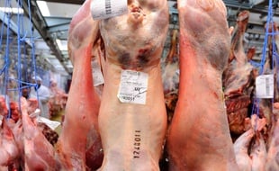 Illustration de viande stockée dans une boucherie.
