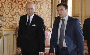 Le ministre des Affaires étrangères français Laurent Fabius et son homologue ukrainien Pavlo Klimkine à Paris le 24 février 2015