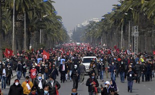 Des milliers de partisans du parti Ennahdha ont défilé à Tunis, le 27 février 2021.