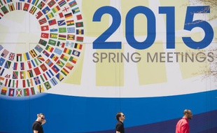 Des passants devant le siège du FMI à Washington, le 13 avril 2015