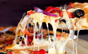 La plus grande pizza du monde a été confectionnée aux Etats-Unis.