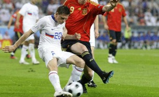 Spain's Fernando Torres (R) challenges Russia's Igor Semshov during their Group D Euro 2008 soccer match at the Tivoli Neu Stadium in Innsbruck, June 10, 2008.