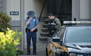 La police, le 2 octobre 2015, au pied de l'immeuble à Roseburg (Oregon) de l'auteur de la fusillade qui a fait 9 morts dans une université
