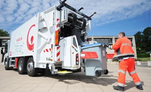 Les sept camions collectent les poubelles de dix communes du nord-Loire.