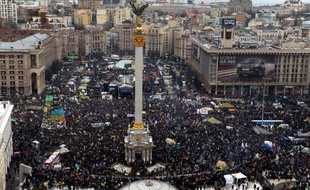 Des centaines de milliers de manifestants pro-européens place de l'Indépendance, le 8 décembre 2013 à Kiev