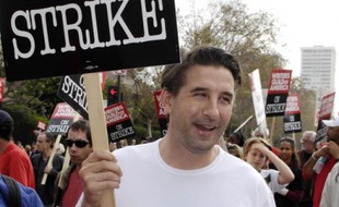 William Baldwin a fait ses débuts à la télévision américaine dans la nouvelle série de la chaîne ABC «Dirty Sexy Money». Il y joue le rôle de Patrick Darling, un candidat au poste de sénateur de New York amoureux d'un transsexuel...