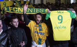 FC Nantes supporters pay a tribute to Nantes' Argentinian forward Emilianio Sala in Nantes, western France on January 22 2018 after the announcement of the vanishing of the light aircraft carrying footballer Emiliano Sala.