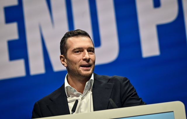 On en parlait juste avant : la candidate du RN, c’est Marine Le Pen. Mais le président du parti affûte ses crampons dans l’ombre. La patronne elle-même lui a demandé « de se préparer » en cas d’empêchement judiciaire. Pour l’heure, il caracole en tête des intentions de vote.