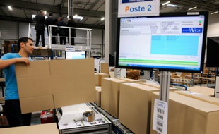 Un employé de Cdiscount prépare des paquets à livrer, à Cestas, dans le sud-ouest de la France, le 14 décembre 2012