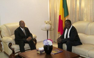 Le nouveau Premier ministre malien, Diango Cissoko, nommé après le départ forcé de Cheick Modibo Diarra, s'attelait mercredi à former un gouvernement d'union ayant pour mission de mettre fin à l'instabilité politique au Mali et d'aider au déploiement d'une force armée internationale anti-islamistes.