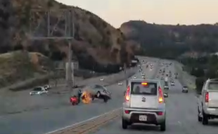 Ce spectaculaire accident s'est déroulé à Santa Clarita, près de Los Angeles (Californie).