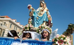 Procession mariale à Haifa le 11 mai 2014, port du nord d'Israël où cohabitent juifs et arabes