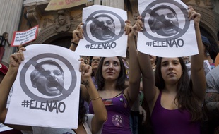 Des milliers de Brésiliennes ont manifesté contre le candidat d'extrême droite à la présidentielle Jair Bolsonaro en scandant