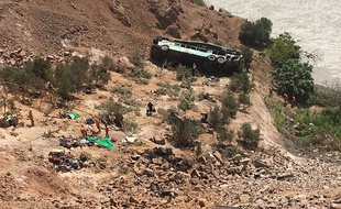 L'autocar a plongé dans un ravin dans le sud du Pérou, le 21 février 2018.