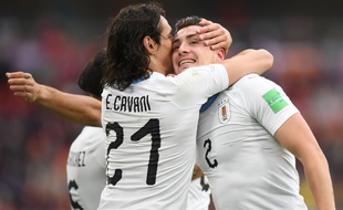 Edinson Cavani embrasse José Gimenez, auteur du seul but du match Egypte - Uruguay, le 15 juin 2018 à Iekaterinenbourg, en Coupe du monde.
