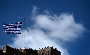 Le drapeau grec flotte sur l'Acropole à Athènes, le 5 juiller 2015