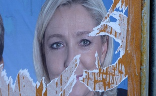 Affiche déchirée de Marine Le Pen, candidate en Nord-Pas-de-Calais-Picardie aux élections régionales.