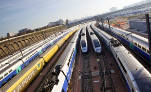 TGV stationnant en gare de tri de la Gare de Lyon à Paris.