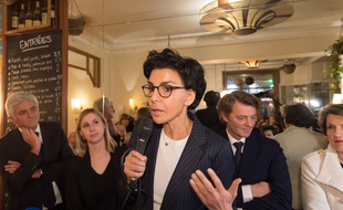 Rachida Dati, ici lors d'une réunion de campagne le 25 février, dispute un duel serré avec Anne Hidalgo dans les intentions de vote.