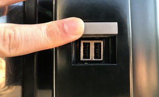 Un port USB sur un abribus à Nantes.
