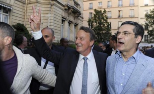 Le candidat du parti Les Républicains Rémi Muzeau (c) en compagnie de Patrick Devedjian (d) après sa victoire à l'élection municipale partielle à Clichy-La-Garenne, le 21 juin 2015
