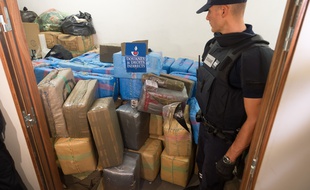 Le Président François Hollande et le ministre des Finances Michel Sapin sont venus féliciter les douaniers après la saisie record de 7,1 tonnes de cannabis en plein coeur de Paris le 18 octobre 2015.