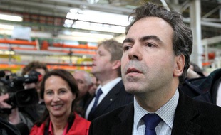 Luc Chatel, porte-parole du gouvernement, en visite le mercredi 25 mars 2009 à l'usine Heuliez de Cerizay (Deux-Sèvres), a croisé Ségolène Royal, présidente de la région Poitou-Charentes.