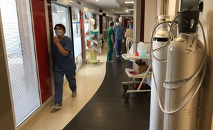 Montereau (Seine-et-Marne), le 9 avril 2020. Dans le service de réanimation où sont soignés les malades les plus graves atteints par le coronavirus.