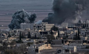 De la fumée s'élève au-dessus de la ville de Kobané, le 9 novembre 2014, en Syrie