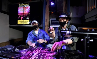 Ce mercredi à Paris, des disc-jockeys "mixaient pour protester" contre la non-réouverture des discothèques et l’annulation des festivals.