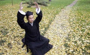Un Chinois de religion taoïste pratique la méditation à Qingyanggong, dans le Sichuan, le 10 décembre 2005.