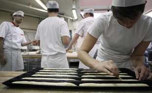Des jeunes en apprentissage à l'Institut National de Boulangerie et de Patisserie (INPB) le 20 novembre 2012 à Rouen