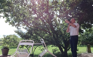 Le brameur Pierre Schmidt en pleine action dans son jardin, à Breuschwickersheim.