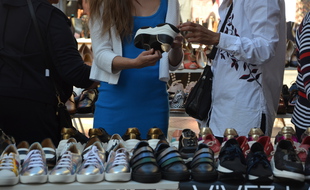 Des clients, devant un magasin de chaussures, à Montpellier (illustration)