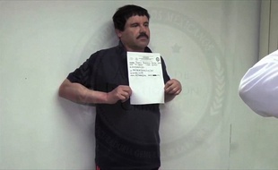 Capture d'écran d'une vidéo fournie le 27 janvier 2016 par le bureau du procureur général mexicain montrant le baron de la drogue Joaquin "El Chapo" Guzman, à la prison El Altiplano, à Almoloya de Juarez, au Mexique