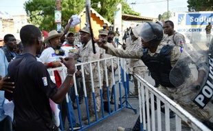 Heurts entre des manifestants de l'opposition et des policiers, le 18 novembre 2015 à Port-au-Prince