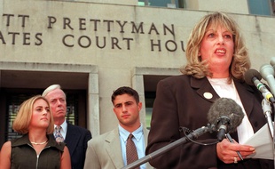 Linda Tripp s'exprime devant la presse à Washington, le 29 juillet 1998.