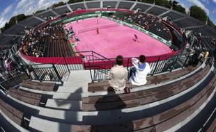 Le tribunal administratif de Paris a donné deux mois à la Ville de Paris pour résilier la convention signée entre elle et la Fédération française de tennis (FFT) pour la modernisation du site de Roland-Garros, a-t-il annoncé vendredi.