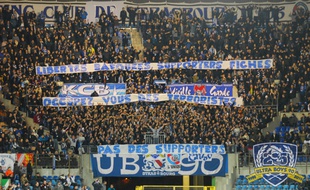 La banderole des UB 90 «Libertés bafouées, supporters fichés, occupez-vous des terroristes: pas des supporters» a été sanctionnée par la Fédération française de football d'une amende de 2.000 euros pour le Racing club de Strasbourg.