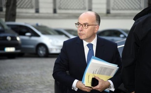 Bernard Cazeneuve à son arrivée au ministère de l'Intérieur le 15 novembre 2015 à Paris