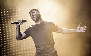 Le chanteur suédois John Lundvik sur la scène de l'Eurovision lors de sa deuxième répétition, le 10 mai 2019.