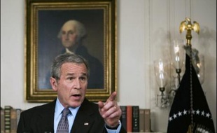 Le président américain George W. Bush s'est employé mardi à ne pas offrir à ses adversaires démocrates la tête d'un deuxième ministre éminent en moins de cinq mois et à ne rien céder des prérogatives attaquées de toutes parts par la nouvelle majorité au Congrès.